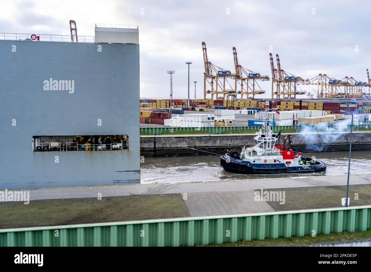 North lock nel porto d'oltremare di Bremerhaven, il veicolo trasportatore Durban Highway, sotto la bandiera di Panama, può caricare circa 600 automobili, scarichi Foto Stock