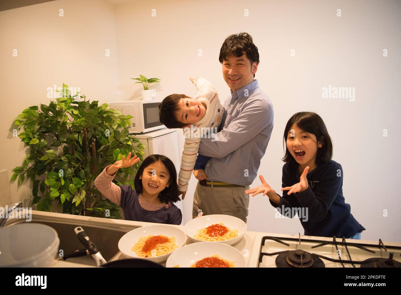 Genitore e bambino in cucina Foto Stock