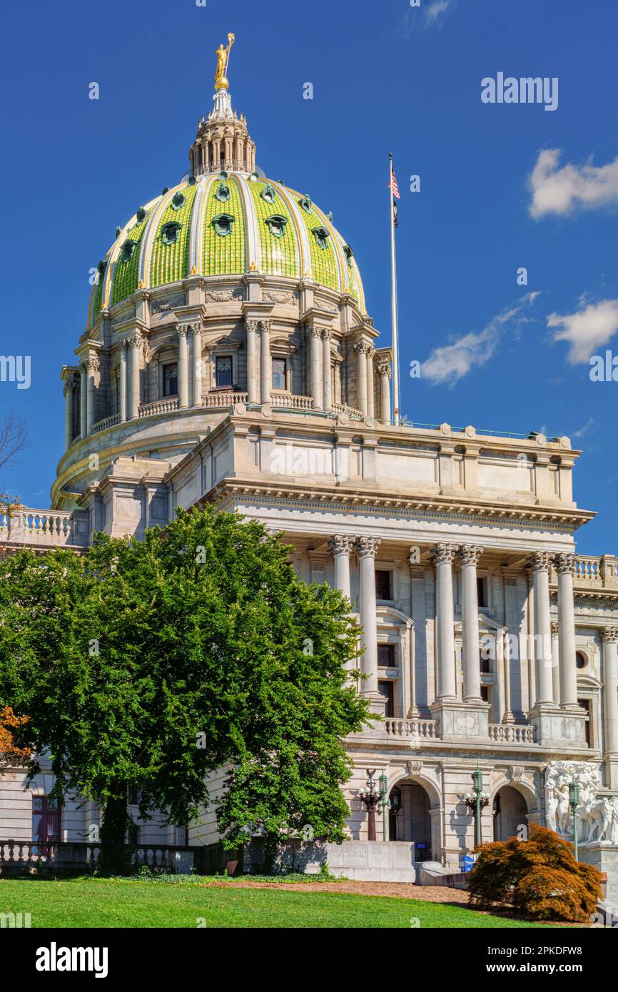 Edificio della Pennsylvania state Capital Complex con la sua cupola verde e la statua d'oro in cima, in autunno, Harrisburg, Pennsylvania. Foto Stock