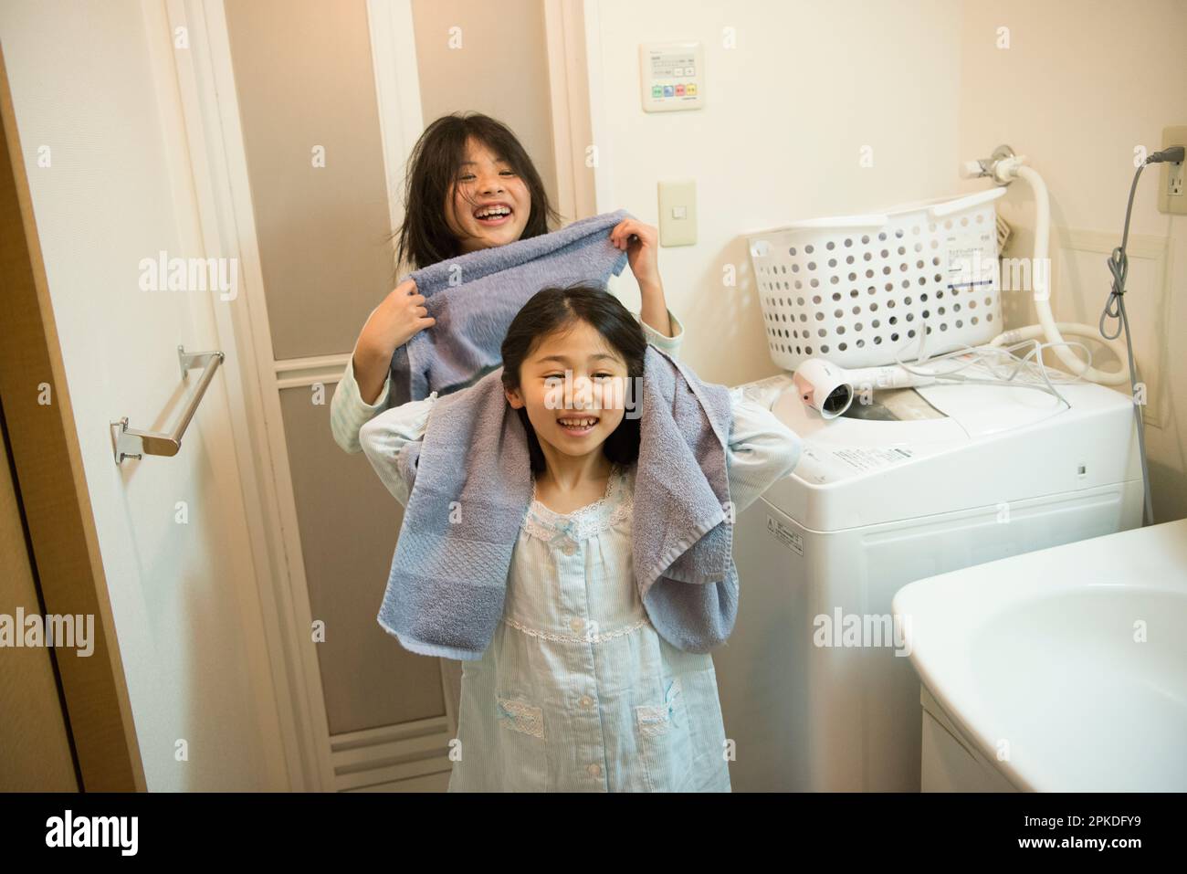 Suore che asciugano i capelli con gli asciugamani Foto stock - Alamy