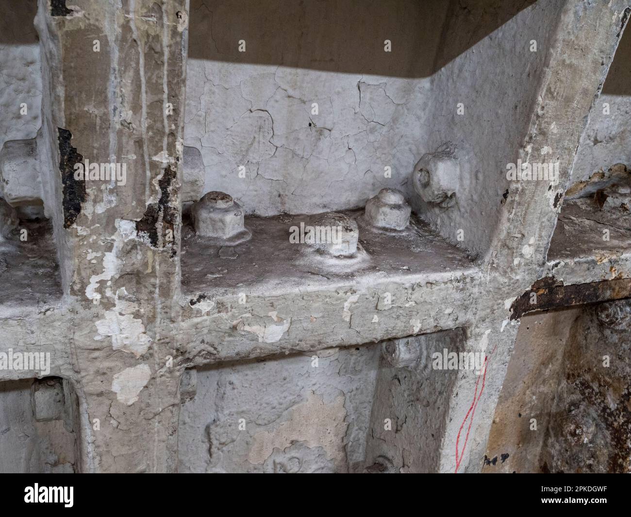 Primo piano dei bulloni utilizzati per costruire le pareti del tunnel di Mail Rail, l'ex sistema ferroviario degli uffici postali sotto le strade del centro di Londra, Regno Unito. Foto Stock