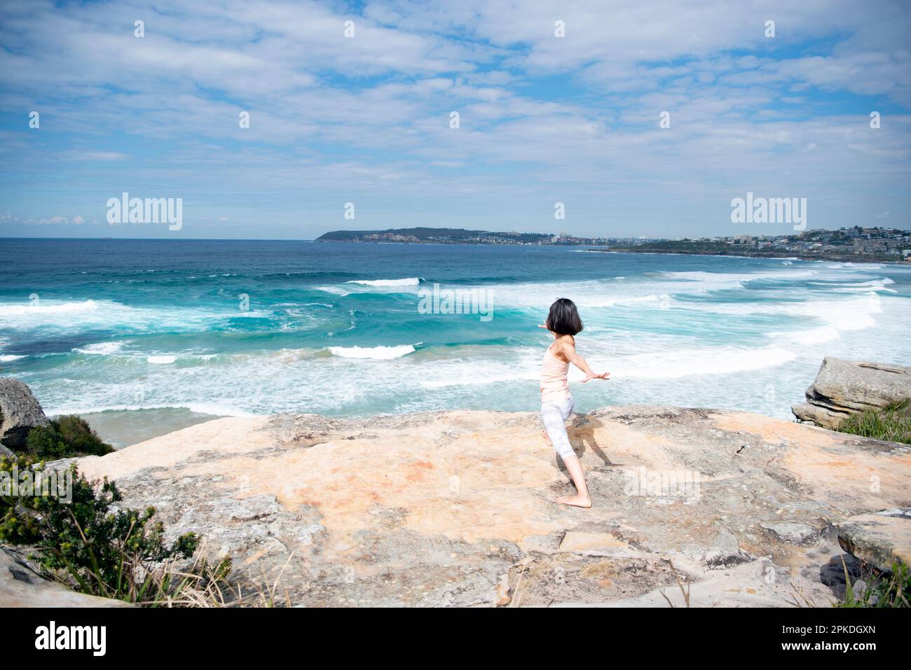 Donna che fa yoga in mare Foto Stock