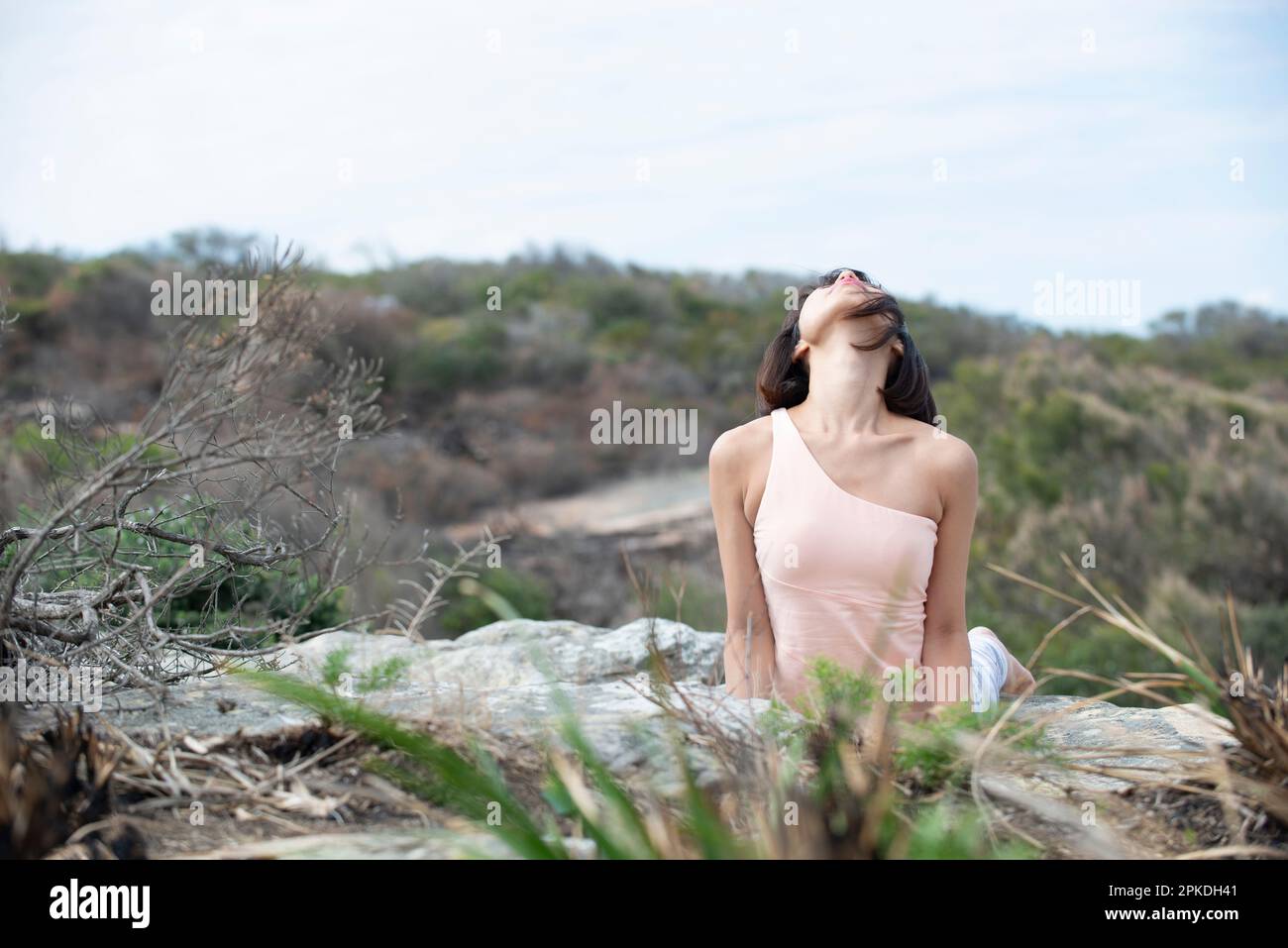 Donna fare yoga nella natura Foto Stock
