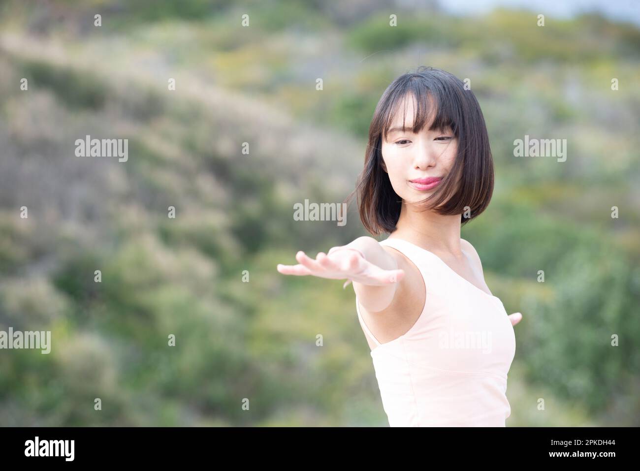 Donna fare yoga nella natura Foto Stock