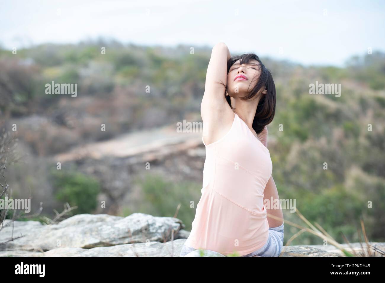 Donna fare yoga nella natura Foto Stock