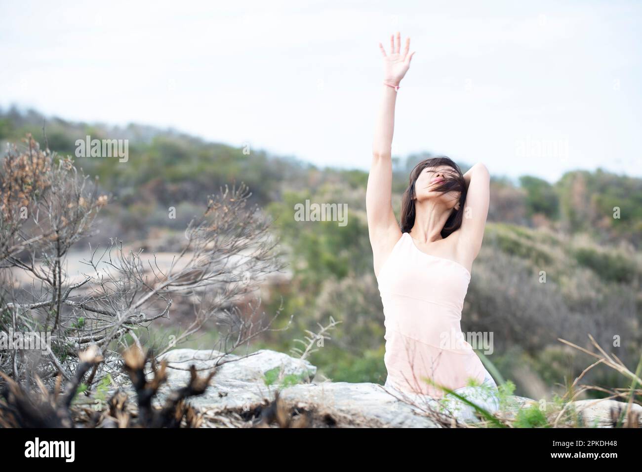 Donna fare yoga nella natura Foto Stock