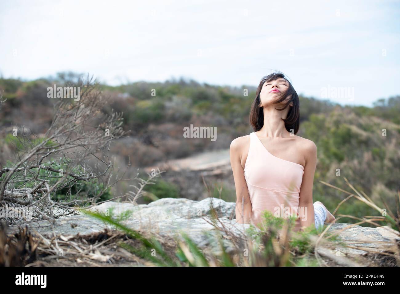 Donna fare yoga nella natura Foto Stock
