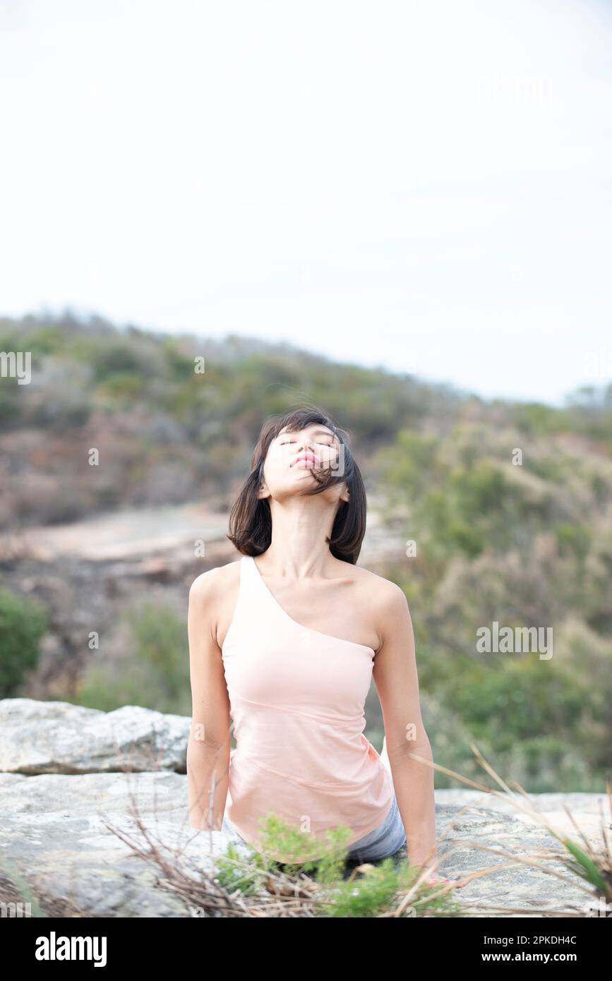 Donna fare yoga nella natura Foto Stock