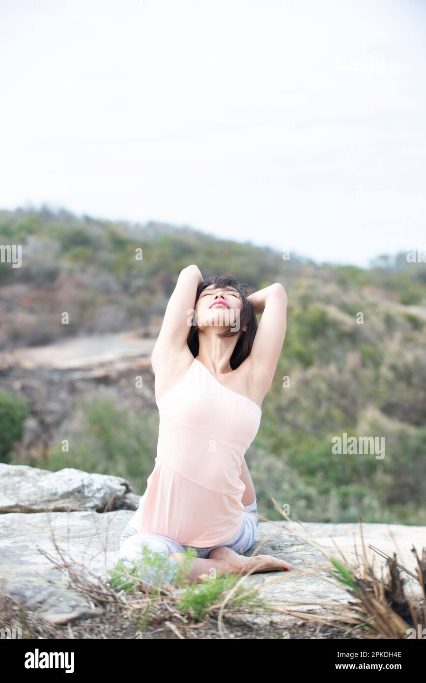 Donna fare yoga nella natura Foto Stock