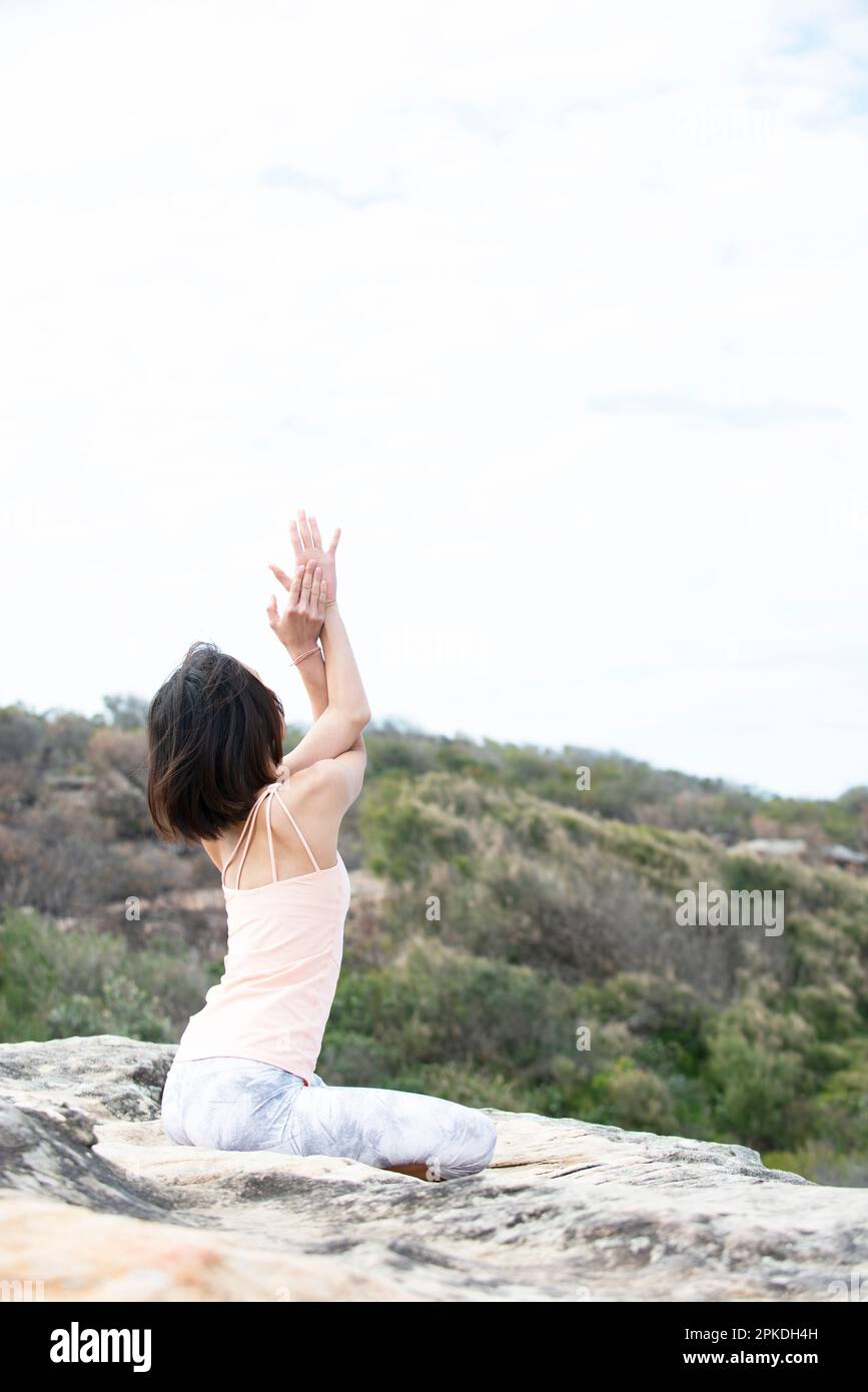 Donna fare yoga nella natura Foto Stock