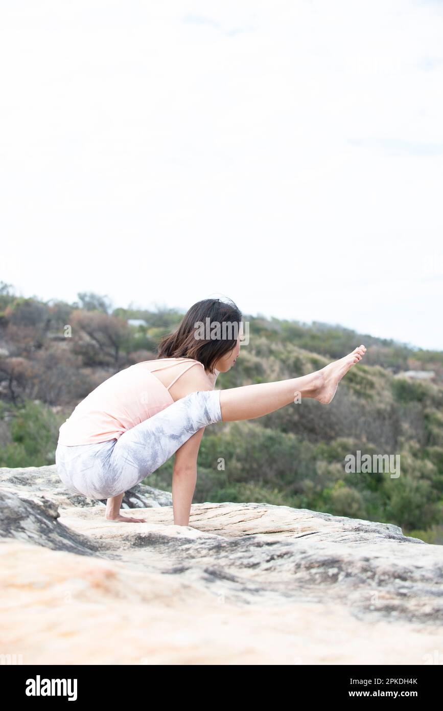 Donna fare yoga nella natura Foto Stock