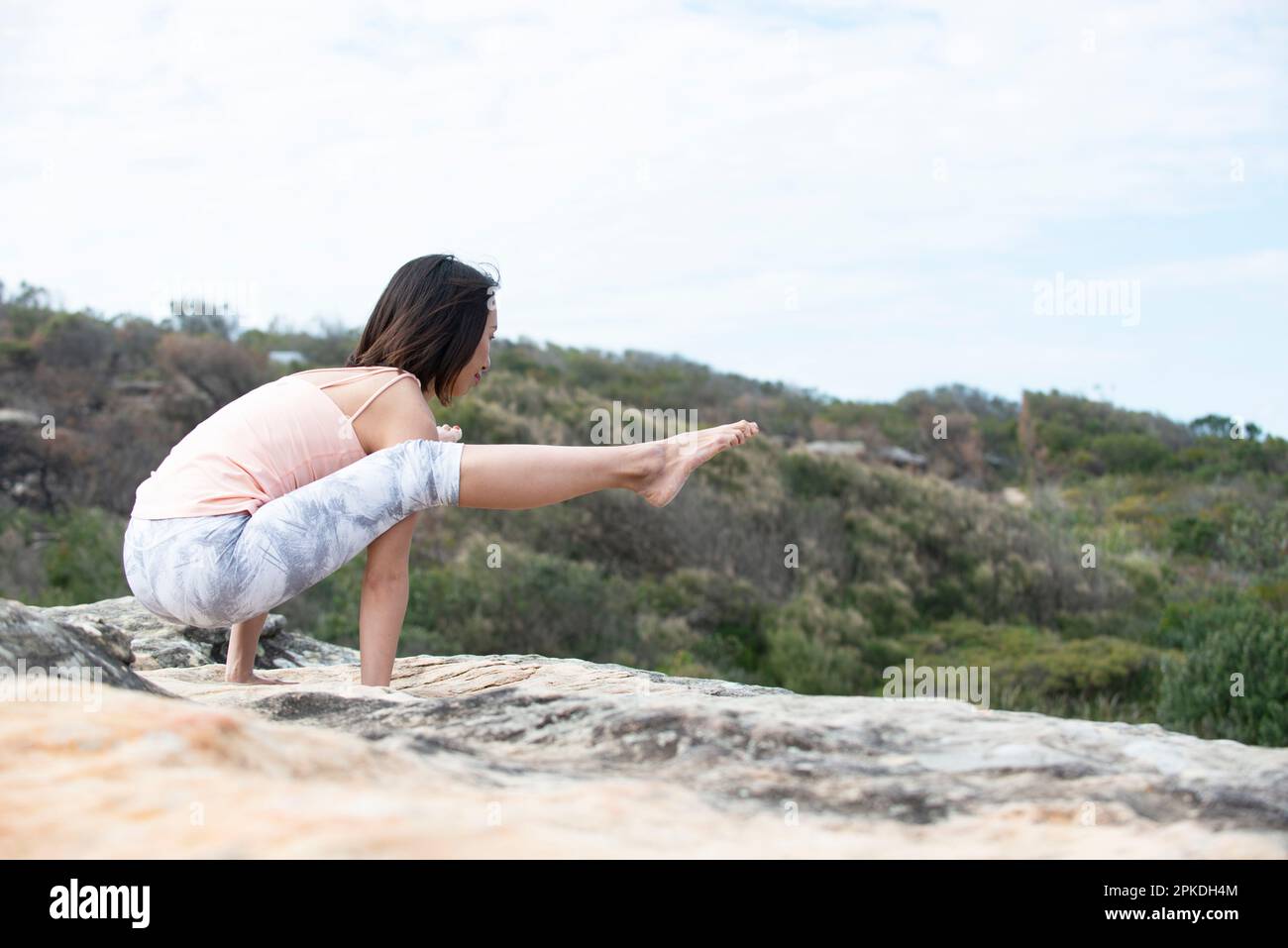 Donna fare yoga nella natura Foto Stock