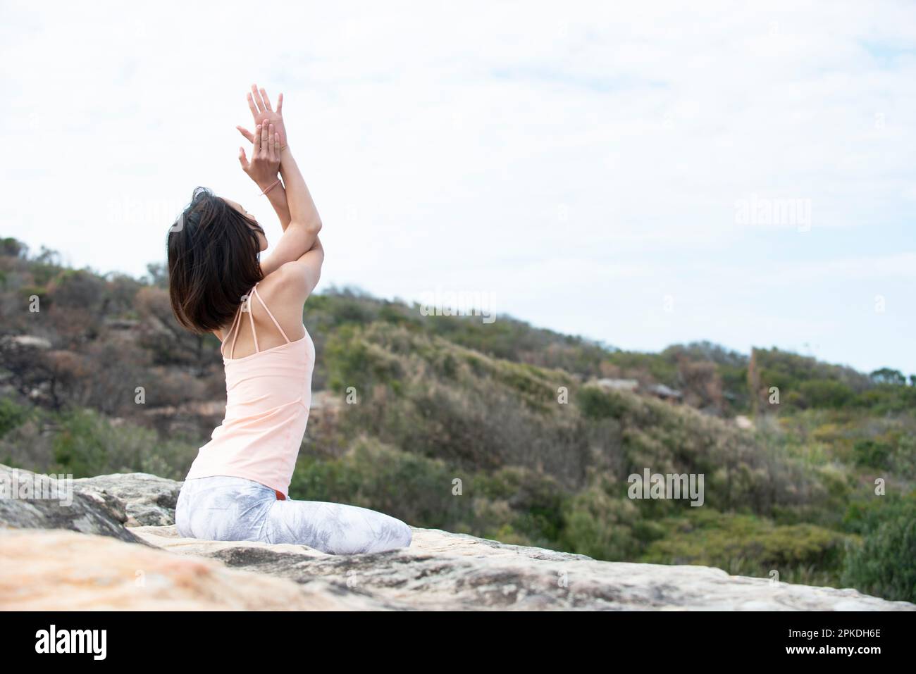 Donna fare yoga nella natura Foto Stock