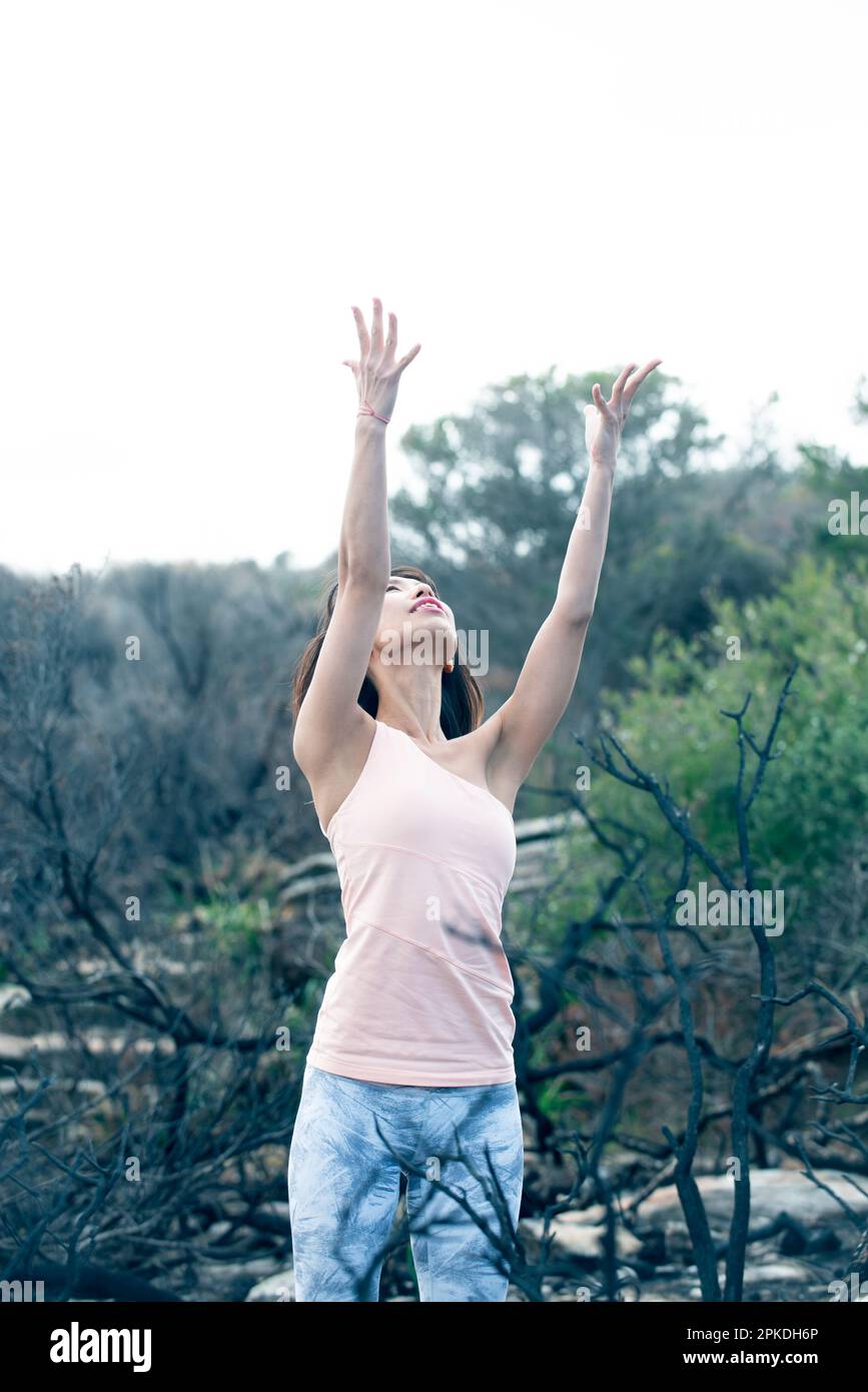 Donna fare yoga nella natura Foto Stock