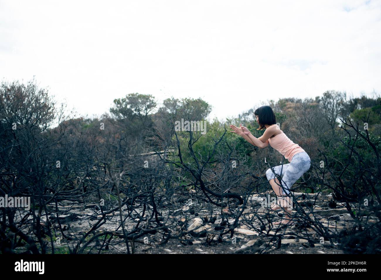 Donna fare yoga nella natura Foto Stock