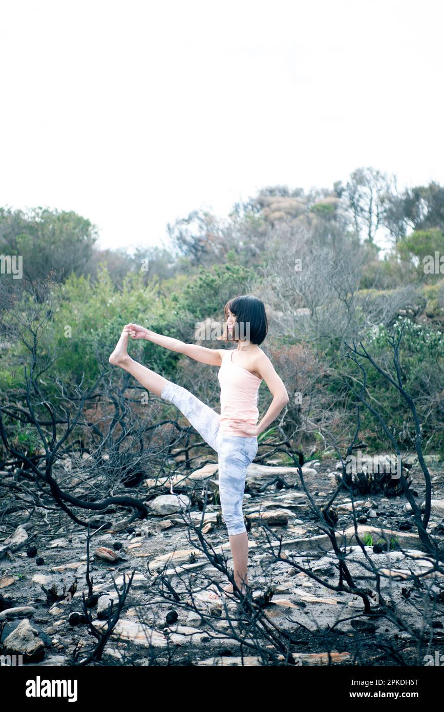 Donna fare yoga nella natura Foto Stock