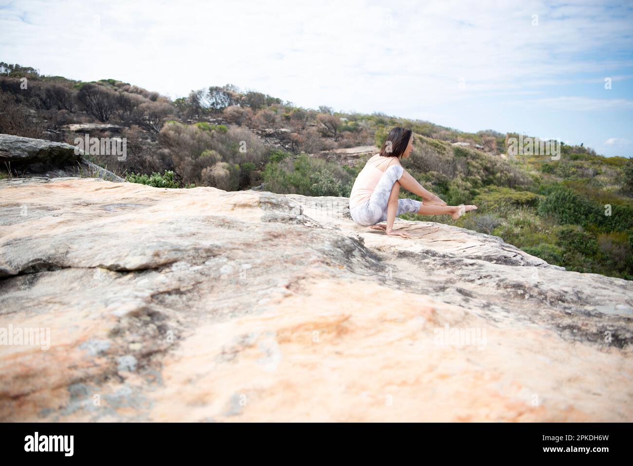 Donna fare yoga nella natura Foto Stock