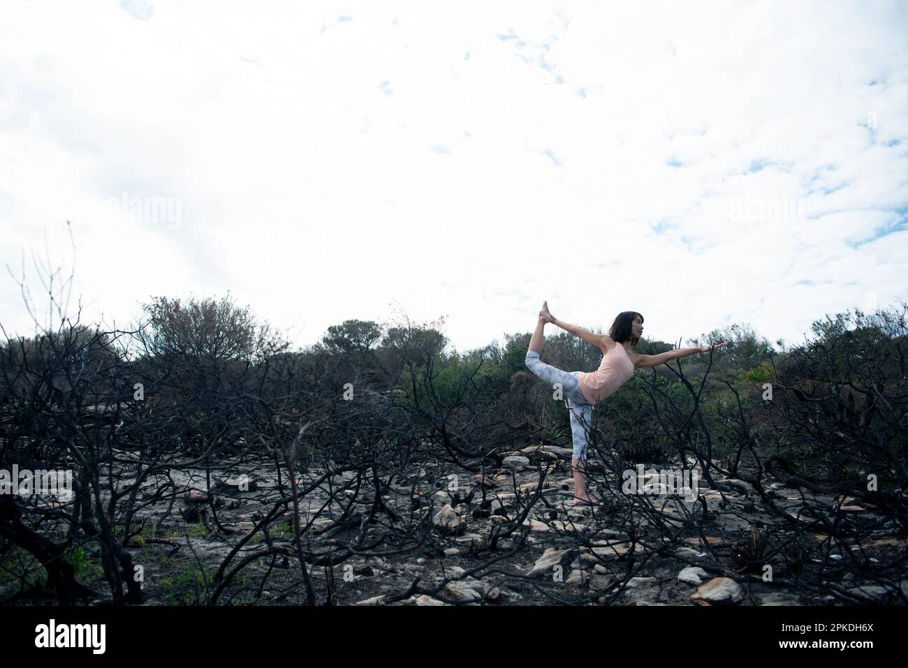 Donna fare yoga nella natura Foto Stock