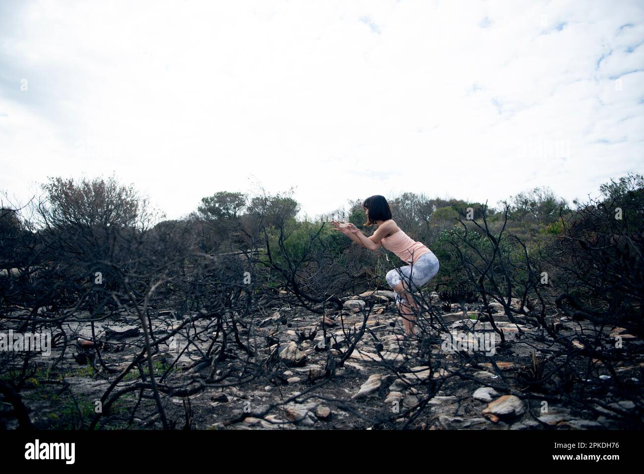 Donna fare yoga nella natura Foto Stock