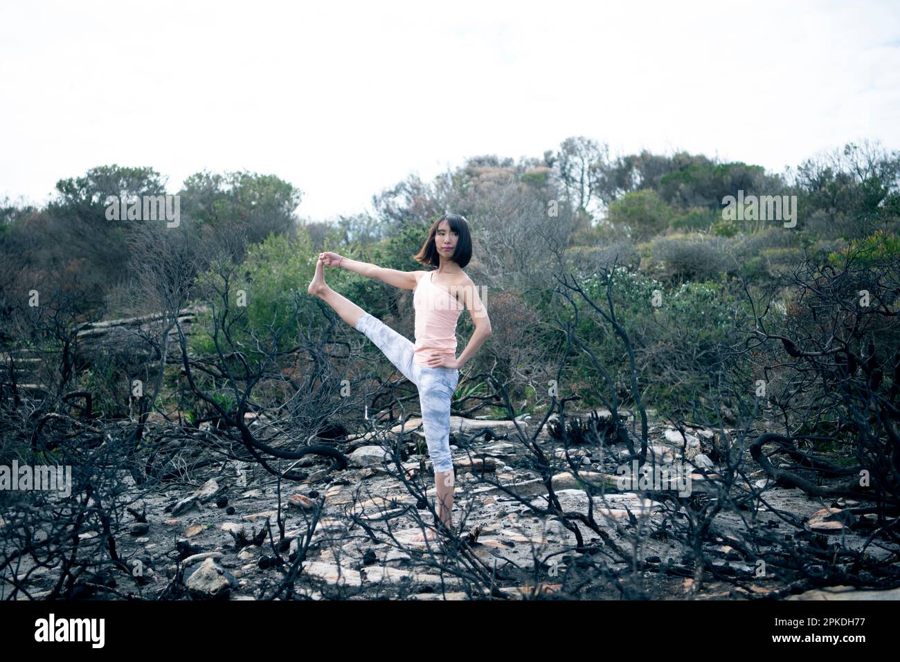 Donna fare yoga nella natura Foto Stock