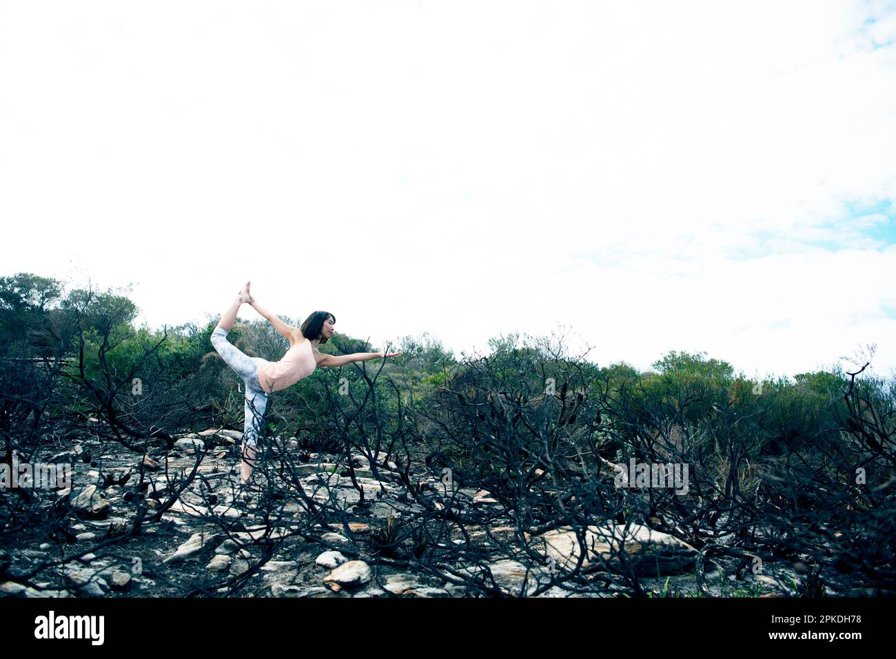 Donna fare yoga nella natura Foto Stock