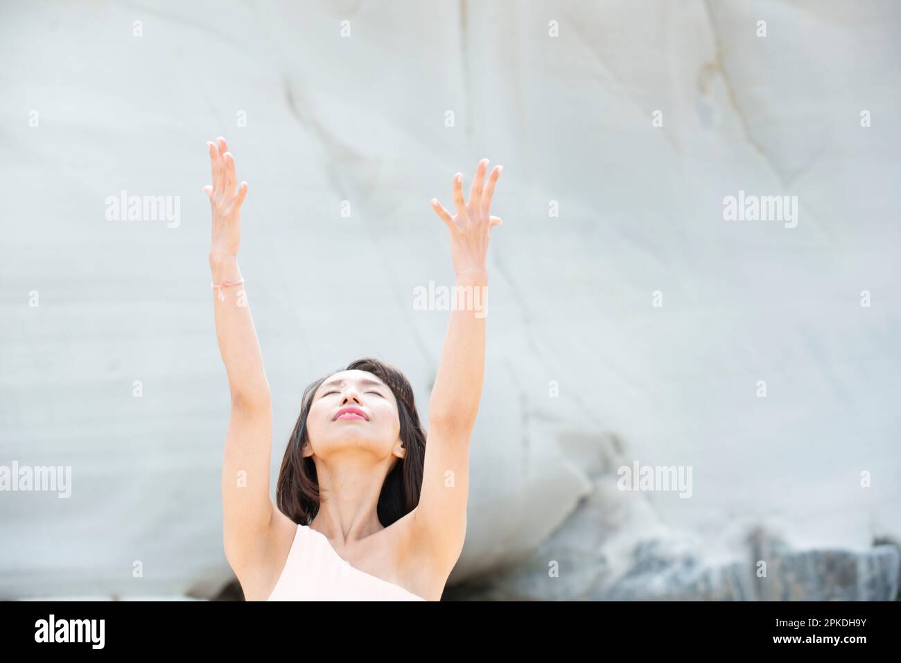 Donna fare yoga nella natura Foto Stock