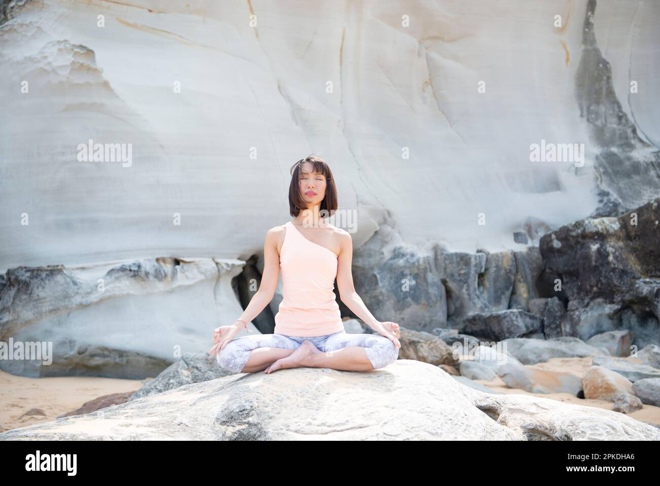 Donna fare yoga sulla spiaggia Foto Stock