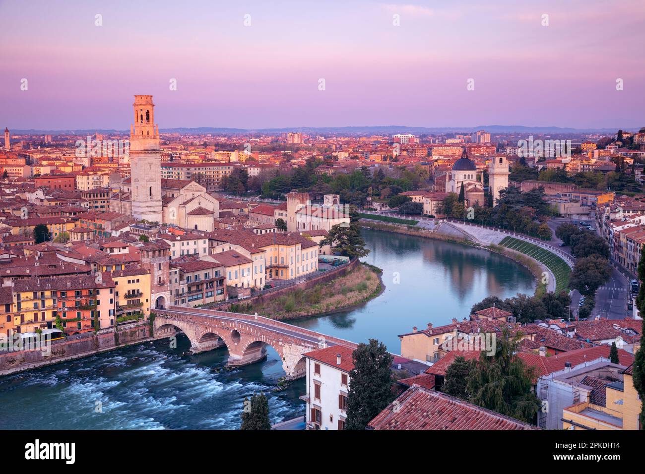 Verona, Italia. Immagine aerea del paesaggio urbano di Verona, Italia all'alba primaverile. Foto Stock
