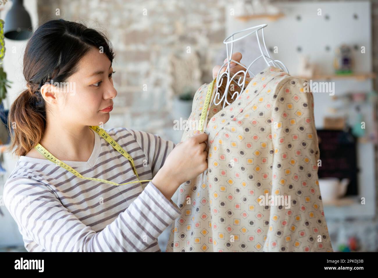 Fashion Designer Donna al lavoro Foto Stock