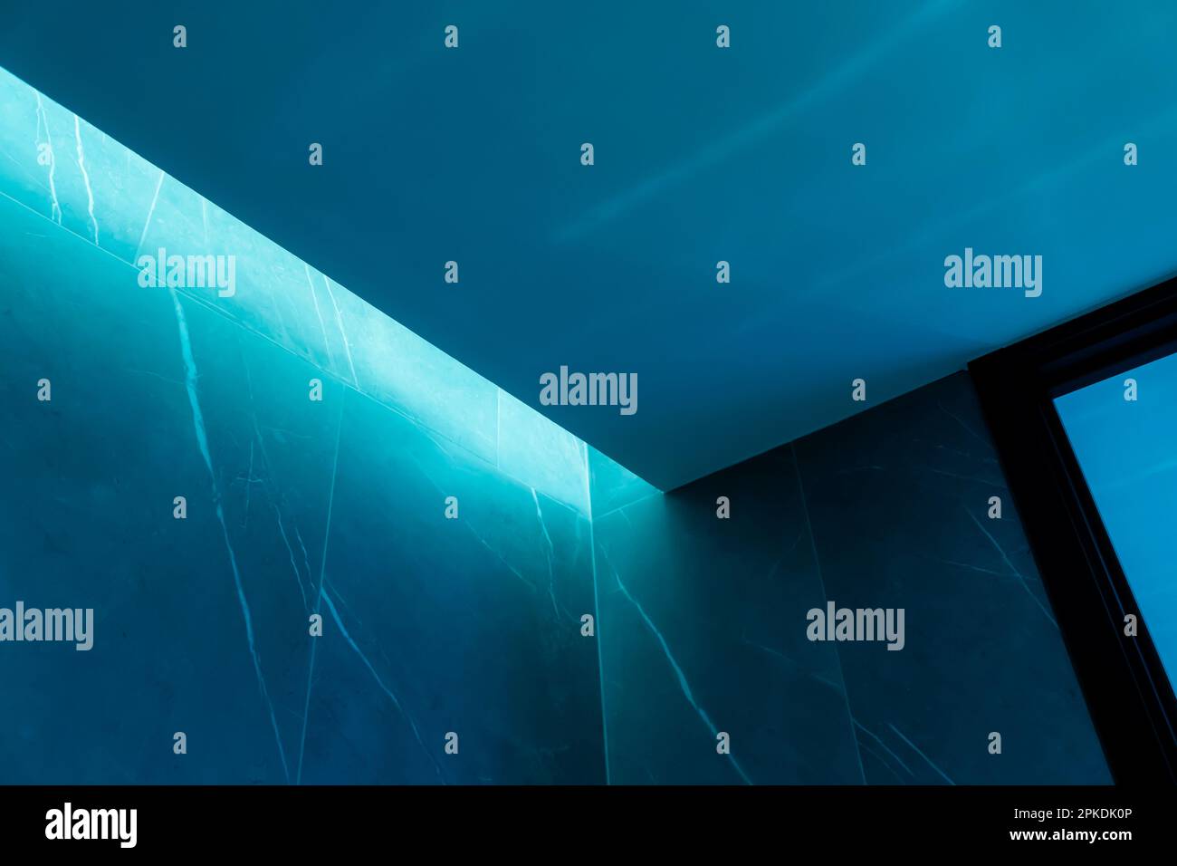 Illuminazione interna a LED nascosta all'interno di pareti in granito. design di lusso. Foto Stock