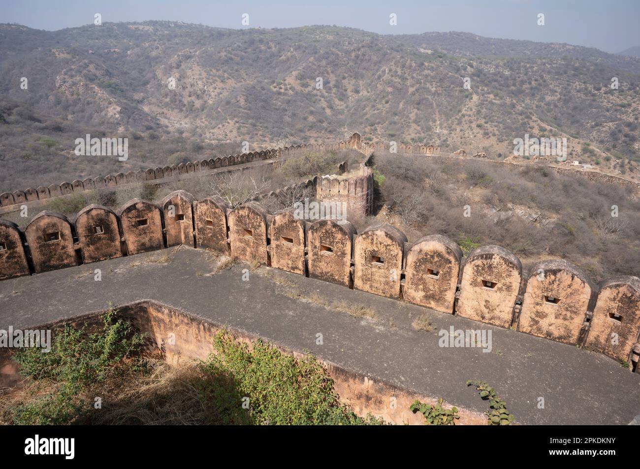 Esterni e fortificazione muro di Jaigarh Fort situato su Cheel ka Teela o collina di Eagles della catena Aravalli, si affaccia sul Forte Amer e Th Foto Stock