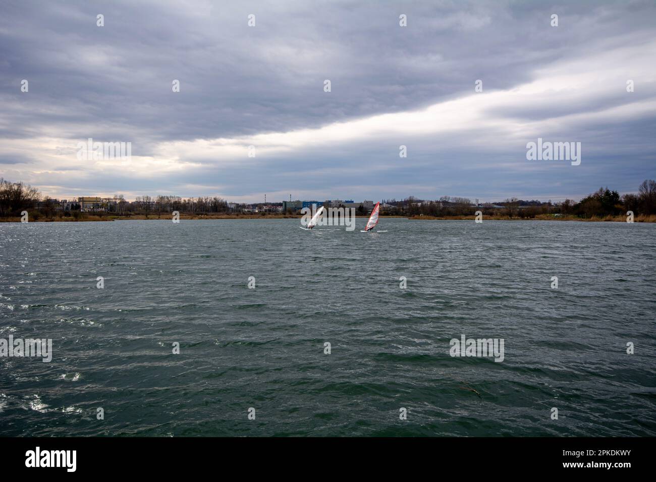 Windsurf su un lago nel centro della città di Cracovia, Polonia. Foto Stock