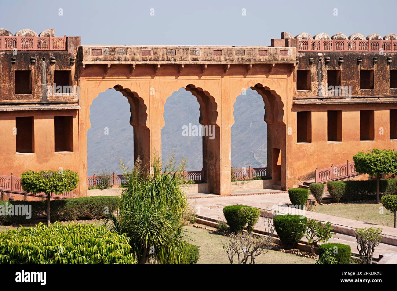 Il Char Bagh Garden e gli interni del Forte di Jaigarh si trova su Cheel ka Teela o collina delle aquile della catena Aravalli, si affaccia sul Forte di Amer e sul Forte di t Foto Stock Il Char Bagh Garden e gli interni del Forte di Jaigarh si trova su Cheel ka Teela o collina delle aquile della catena Aravalli, si affaccia sul Forte di Amer e sul Forte di t Foto Stock