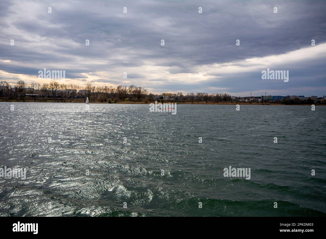 Windsurf su un lago nel centro della città di Cracovia, Polonia. Foto Stock