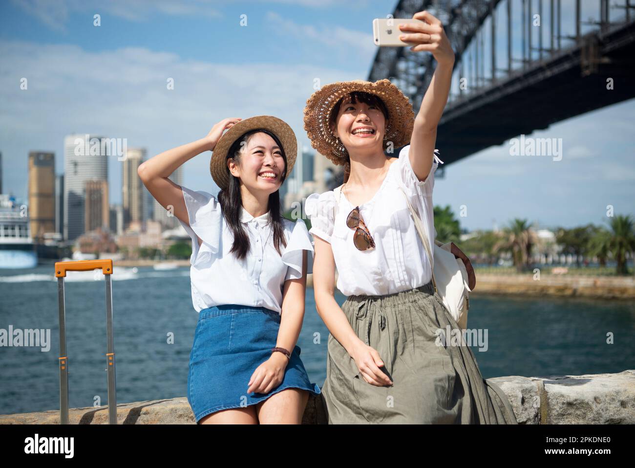 Due donne che prendono un selfie con il ponte sullo sfondo Foto Stock