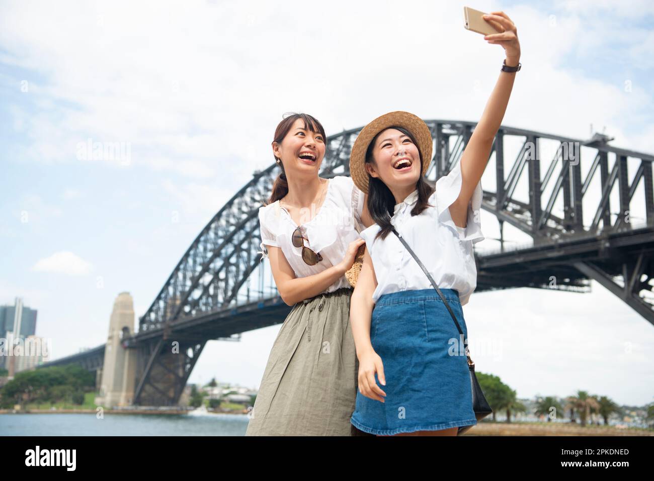 Due donne che prendono un selfie di fronte al ponte Foto Stock