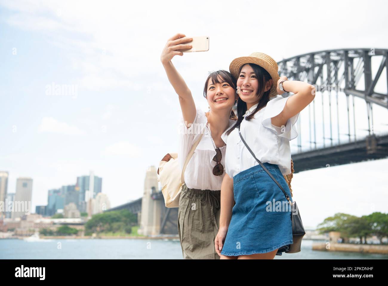 Due donne che prendono un selfie di fronte al ponte Foto Stock