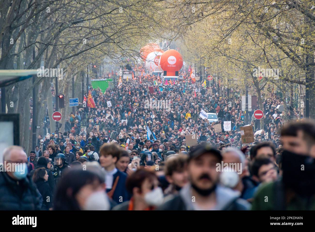 Folla di francesi che marciano in una strada di Parigi, in Francia, durante una manifestazione contro la riforma pensionistica del governo Foto Stock