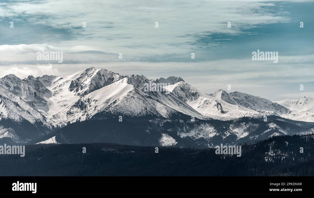 Bello, coperto di neve Western Tatra. Vista dal passo di Lapszanka. Cielo blu. Monti Tatra, Polonia Foto Stock