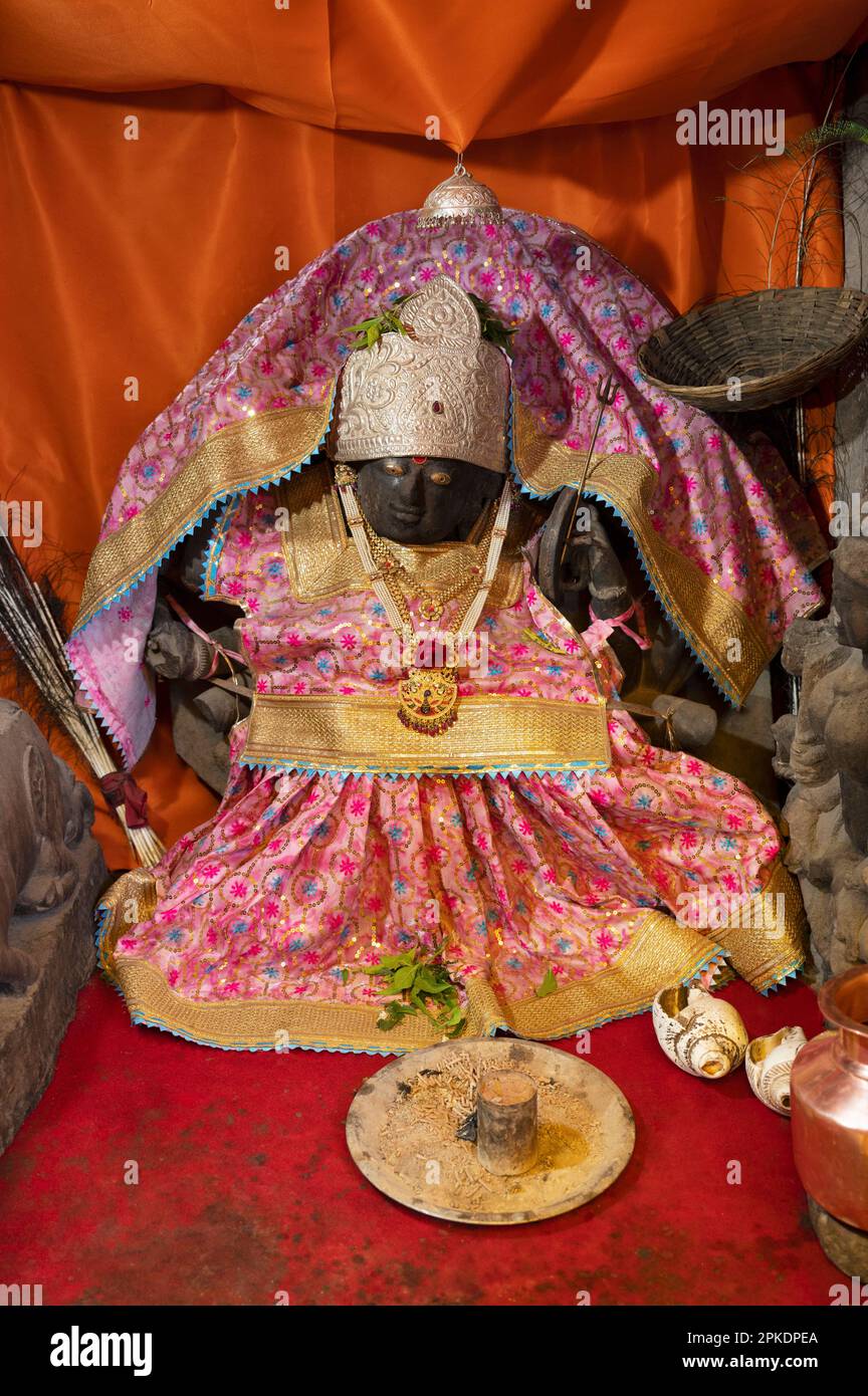 Idolo di pietra della dea nel tempiale di Harshnath, un tempiale indù antico dedicato a Signore Shiva, situato sulla cima di una collina a Ki Pahadi duro, data Foto Stock