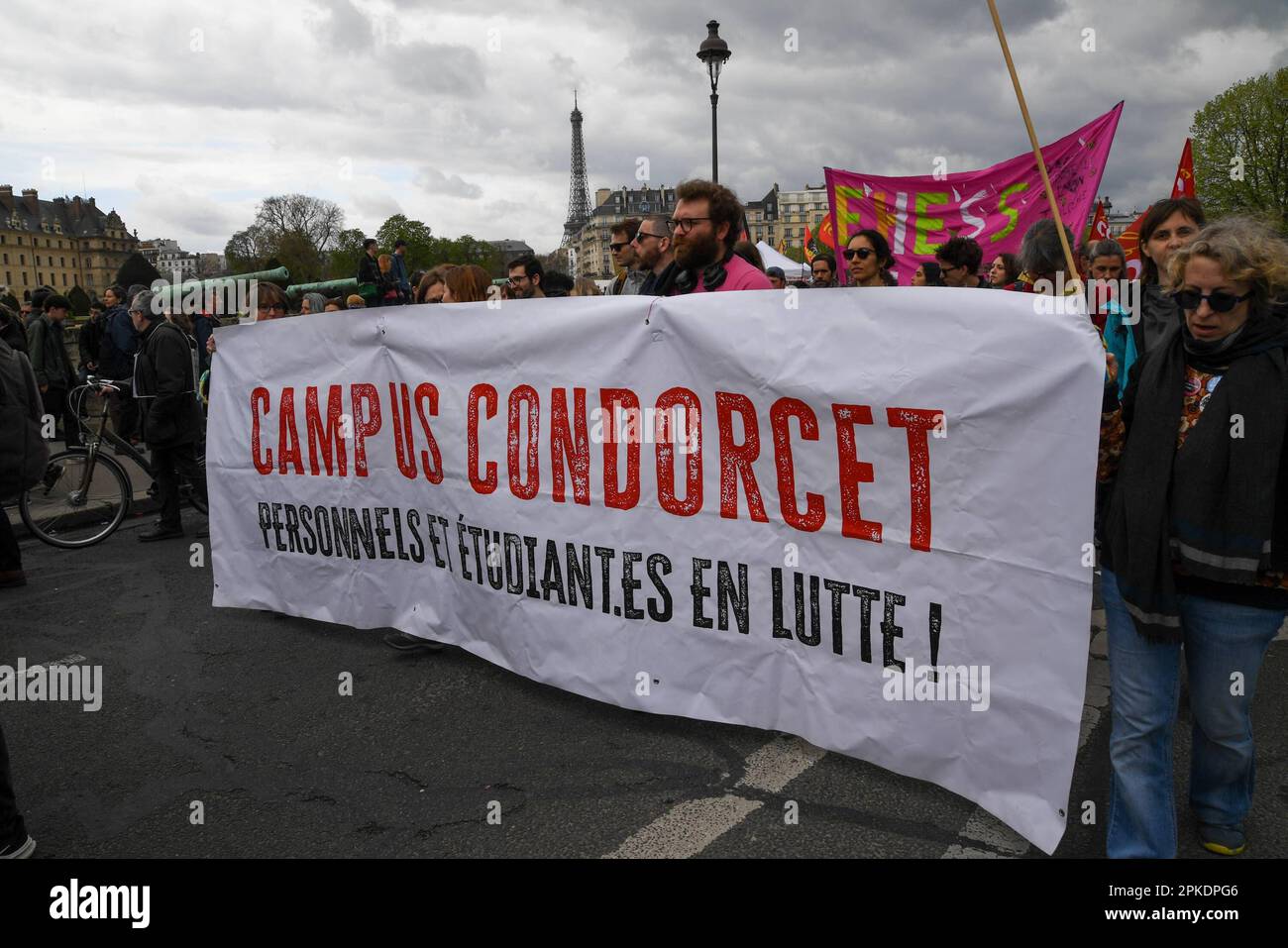 Parigi, Francia. 07th Apr, 2023. Undicesimo giorno di mobilitazione in Francia, dimostrazione e rivolte contro la riforma pensionistica del governo Macron solo uso editoriale Credit: Independent Photo Agency/Alamy Live News Foto Stock