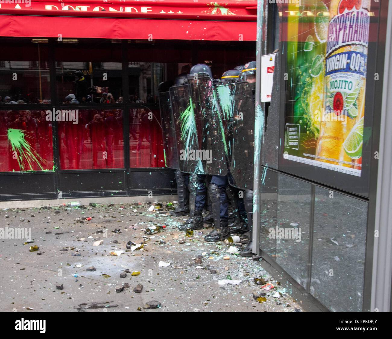 Parigi, Francia. 07th Apr, 2023. Undicesimo giorno di mobilitazione in Francia, dimostrazione e rivolte contro la riforma pensionistica del governo Macron solo uso editoriale Credit: Independent Photo Agency/Alamy Live News Foto Stock