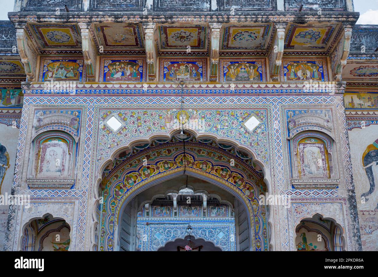Dipinti colorati e specchi al cancello d'ingresso di un vecchio haveli in Shekhawati. I mercanti di Marwari costruirono grandi haveli negli Shekhawati Foto Stock