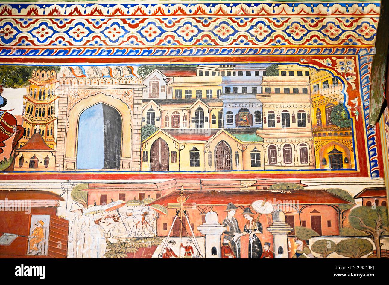 Dipinti colorati sulla parete interna del Dr. Ramnath Podar Haveli Museum, un museo del patrimonio culturale che ospita Rajasthani stile di vita, in miniatura p Foto Stock