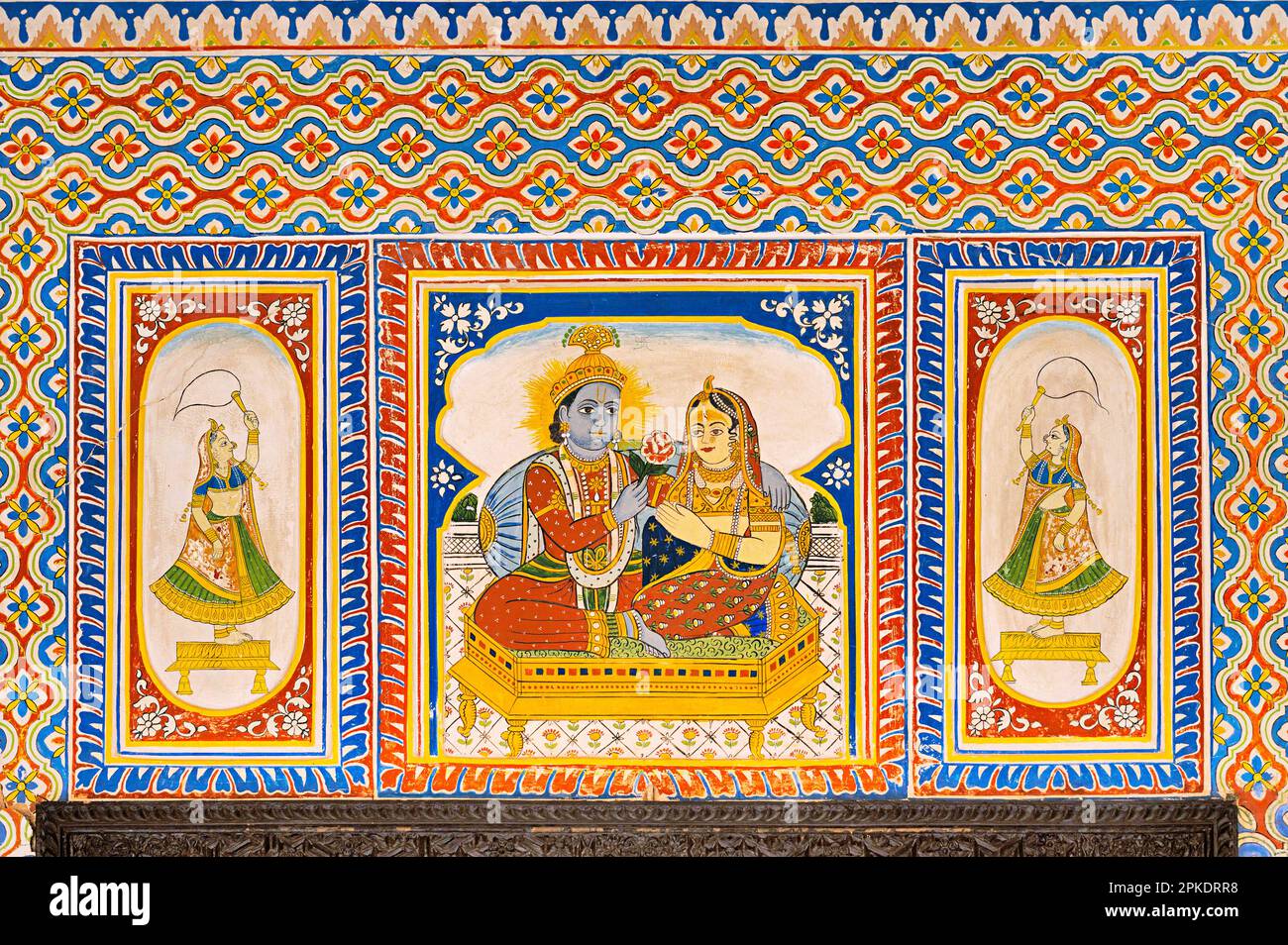 Dipinti colorati di Lord Krishna con Radha sulla parete interna del Dr. Ramnath Podar Haveli Museum, un museo del patrimonio culturale che ospita il Rajasthan Foto Stock