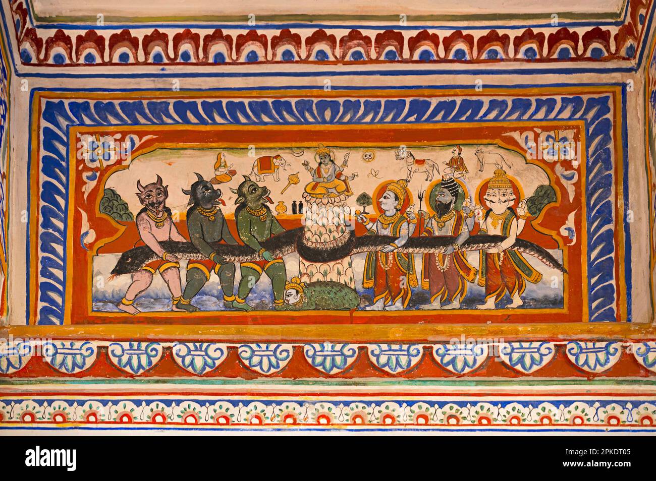 Dipinto mitologico colorato sulla parete interna del Dr. Ramnath Podar Haveli Museum, un museo del patrimonio culturale che ospita il Rajasthani stile di vita, Foto Stock