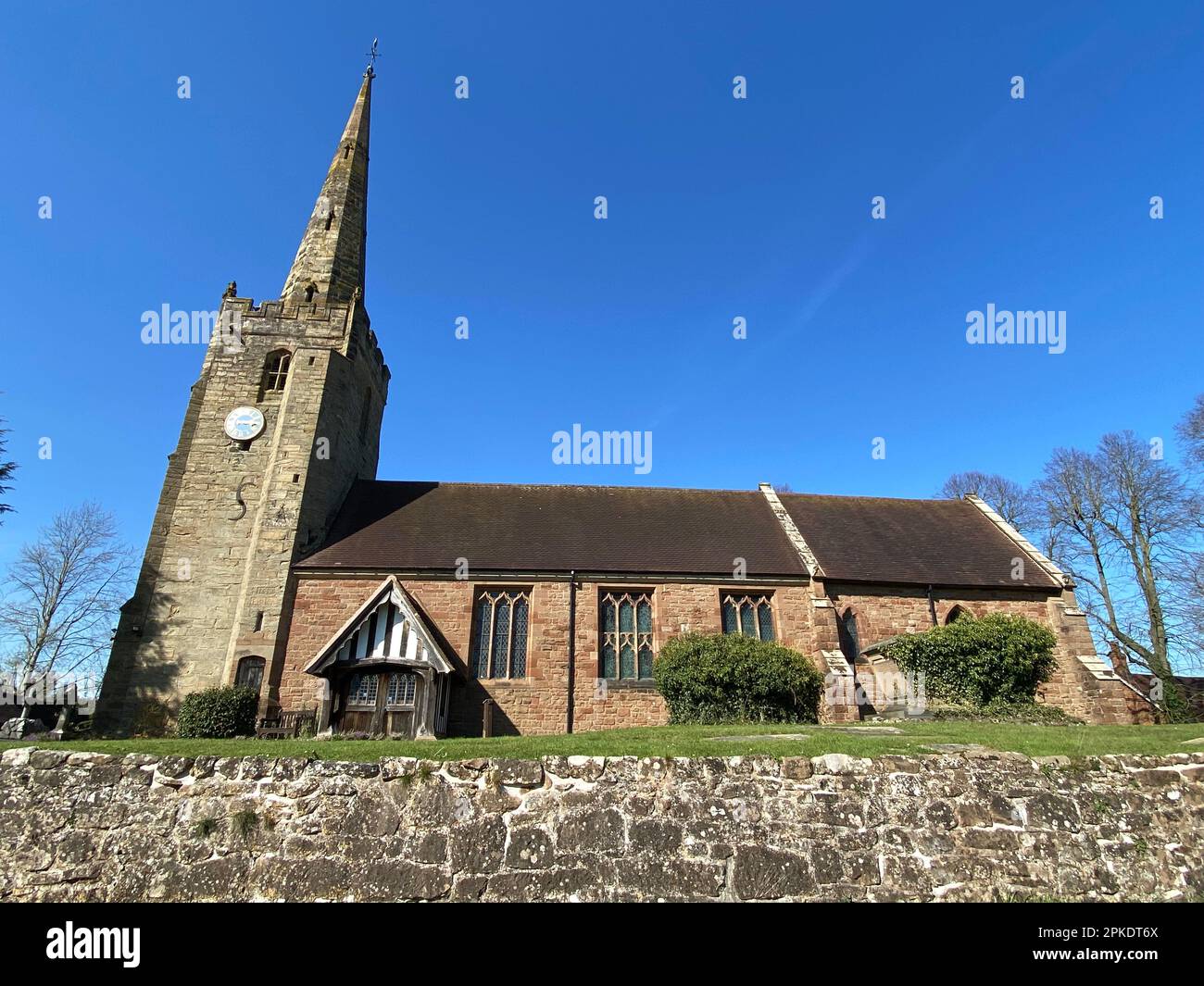 Sole primaverile sulla chiesa di St Peters, Bickenhill, Solihull, West Midlands, Inghilterra. Foto Stock