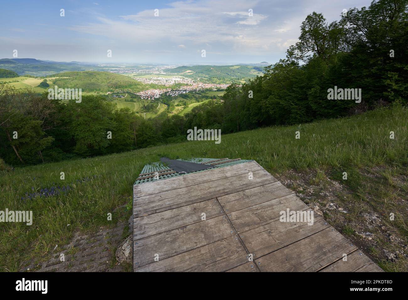 Rampa di lancio per parapendio e deltaplano. Nella valle si trova la città (donzdorf). vista laterale posteriore. Cielo nuvoloso blu. Germania, Göppingen. Foto Stock