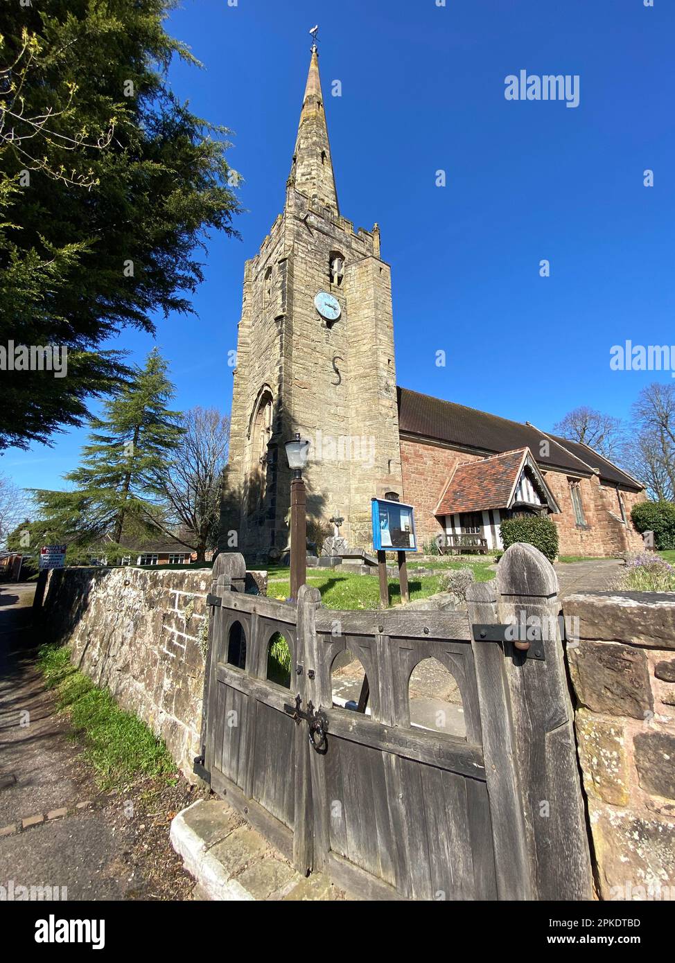 Sole primaverile sulla chiesa di St Peters, Bickenhill, Solihull, West Midlands, Inghilterra. Foto Stock