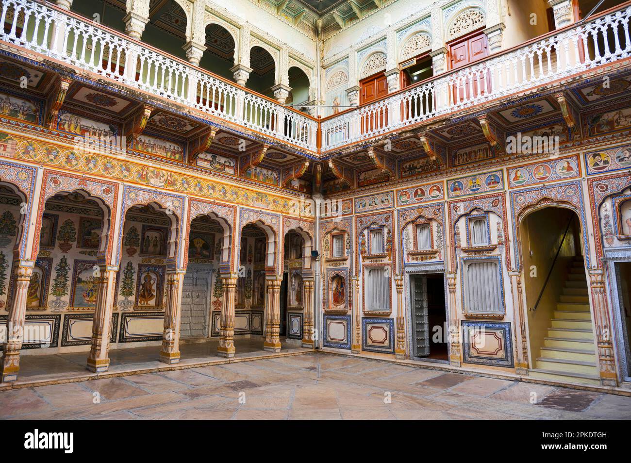 Vista interna del Dr. Ramnath Podar Haveli Museum, un museo del patrimonio culturale che ospita Rajasthani stile di vita, dipinti in miniatura, tessuti, gioielli Foto Stock